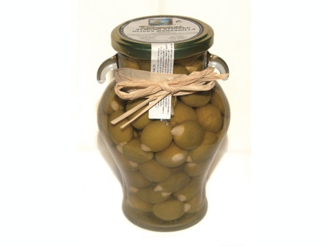 Oliven mit Mandeln in Essig eingelegt