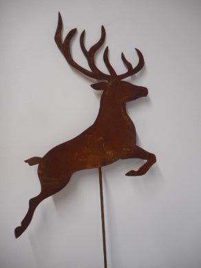 Hirsch rost springend auf Stab H 120cm