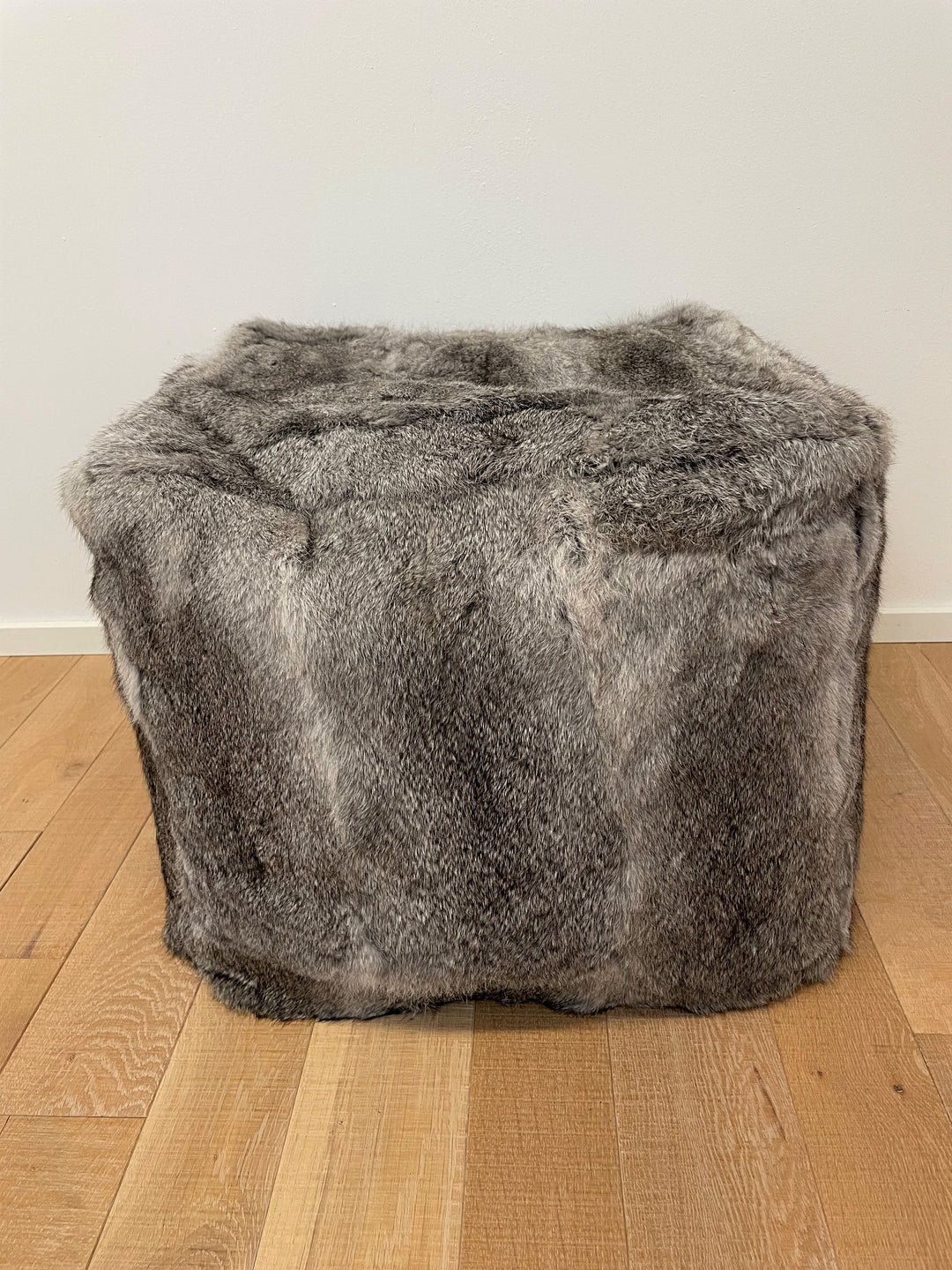 Hocker Hasenfell grau H40cm L50cm B50cm