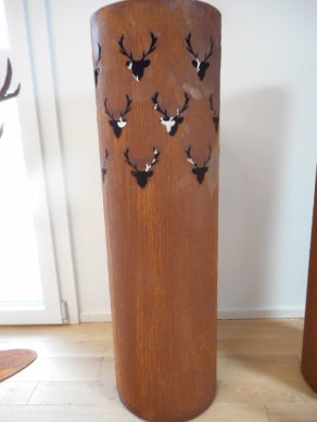 Säule mit Hirschen H 100cm D 30cm